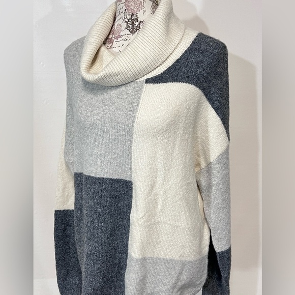 C&C CALIFORNIA Cream and gray color block cowl neck sweater size XL. - Picture 3 of 10